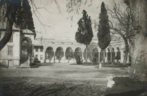 CUMHURİYETİN İLANINDAN SONRA MÜZE HALİNE GETİRİLEN TOPKAPI SARAYI VE ENDERUN’DA ENVANTER VE TASNİF ÇALIŞMALARI
